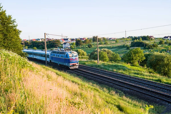 Passagerartåg Med Bilar När Flyttar Järnvägen Bakgrunden Landsbygden — Stockfoto