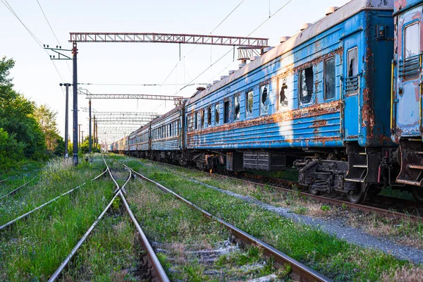 Vecchie Arrugginite Abbandonate Autovetture Blu Sul Binario Scorta Della Ferrovia — Foto Stock