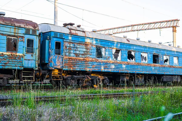 Velhos Enferrujados Abandonados Carros Passageiros Azuis Pista Sobresselente Ferrovia — Fotografia de Stock