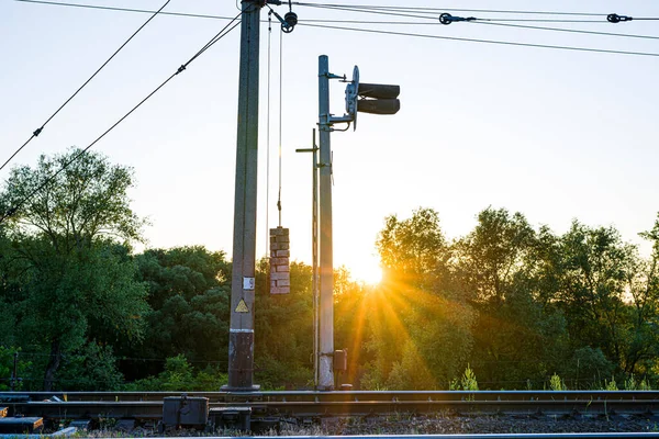 Spoorwegverkeerslichten Een Betonnen Zuil Een Achtergrond Van Groene Bomen Zonsondergang — Stockfoto