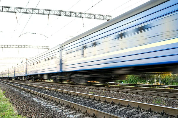 Поезд Голубыми Легковыми Автомобилями Которые Размыты Высокой Скорости — стоковое фото