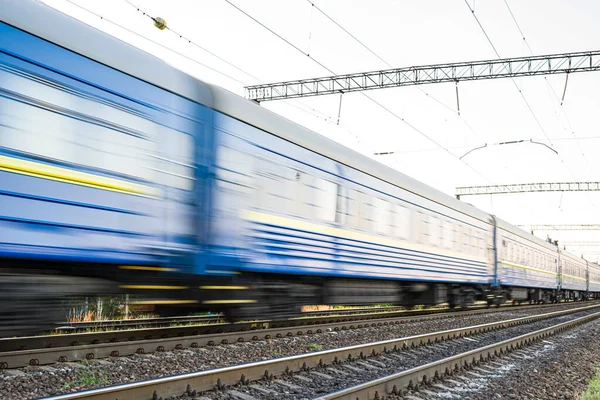 Comboio Com Carros Passageiros Azuis Que São Borrados Alta Velocidade — Fotografia de Stock