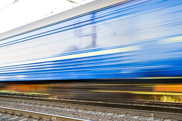 Tåg Med Blå Personbilar Som Suddiga Hög Hastighet — Stockfoto