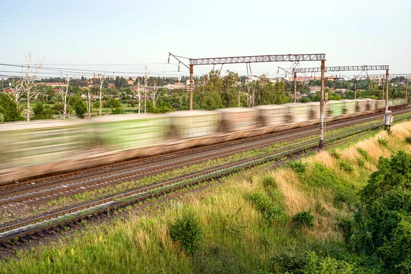 Trein Met Verschillende Goederenwagons Die Met Hoge Snelheid Vervagen Achtergrond Rechtenvrije Stockfoto's