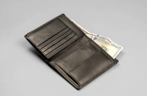 Zwarte Leren Portemonnee Met Honderd Dollar Biljet Een Grijze Achtergrond — Stockfoto