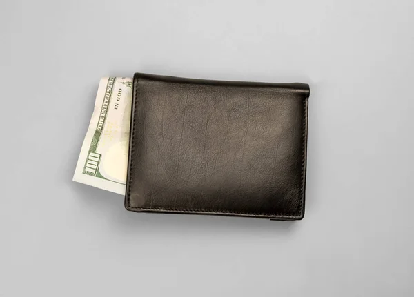 Billetera Cuero Negro Con Billete Cien Dólares Sobre Fondo Gris —  Fotos de Stock
