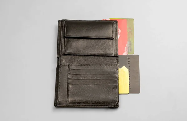 Billetera Cuero Negro Con Tarjetas Bancarias Crédito Sobre Fondo Gris —  Fotos de Stock