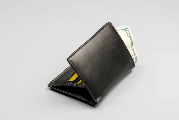 Billetera Cuero Negro Con Billete Cien Dólares Tarjetas Crédito Sobre —  Fotos de Stock