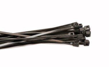 Beyaz arka planda kendini kilitleyen siyah naylon perdeler