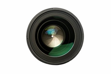 Bir fotoğraf merceğinin arkası görünür bir açıklıkla kapanır.