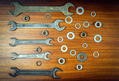 Noling tarzı fotoğraf - Kahverengi ahşap arka planda farklı anahtarlar, fındıklar ve çamaşır makineleri