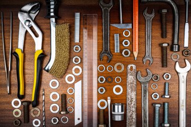 Düğümleme tarzı fotoğraf - kahverengi ahşap dokunun arka planında ev onarımı için çeşitli ögeler ve araçlar