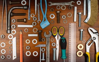 Düğümleme tarzı fotoğraf - kahverengi ahşap dokunun arka planında ev onarımı için çeşitli ögeler ve araçlar