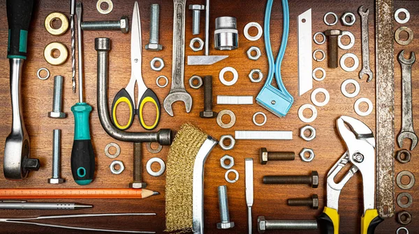 Düğümleme tarzı fotoğraf - kahverengi ahşap dokunun arka planında ev onarımı için çeşitli ögeler ve araçlar