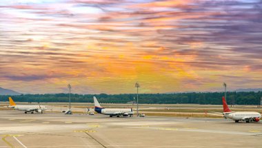 Havaalanından kalkmak için bekleyen üç yolcu uçağıyla birlikte pist.