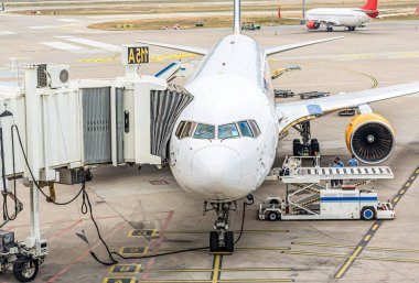 Havaalanından kalkacak yolcu uçağının hazırlanması - yakıt ikmali, bakım, bagaj yüklenmesi.