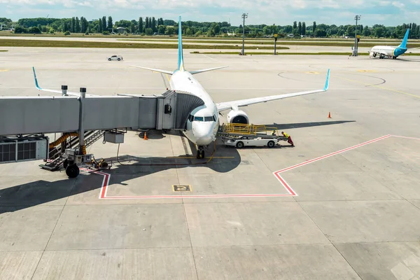 Preparation Passenger Plane Departure Airport Refueling Maintenance Baggage Loading — Stock Photo, Image