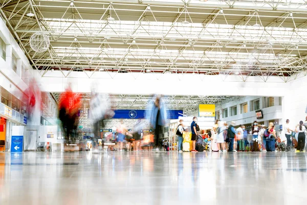 Blurred Motion People Suitcases International Airport — Stock Photo, Image