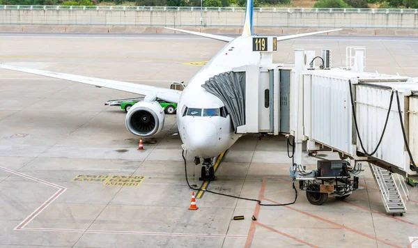 Preparation Passenger Plane Departure Airport Refueling Maintenance Baggage Loading — Stock Photo, Image