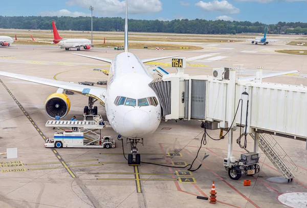 Preparation Passenger Plane Departure Airport Refueling Maintenance Baggage Loading — Stock Photo, Image