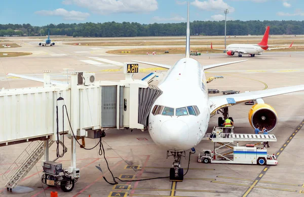 Preparation Passenger Plane Departure Airport Refueling Maintenance Baggage Loading — Stock Photo, Image