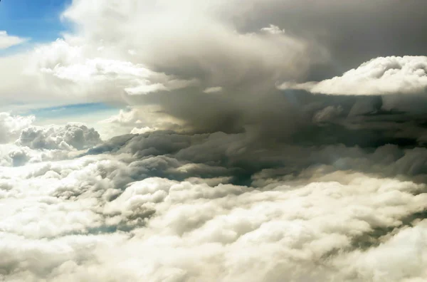 Vista Céu Com Nuvens Brancas Pórtico Avião Passageiros Uma Altitude — Fotografia de Stock