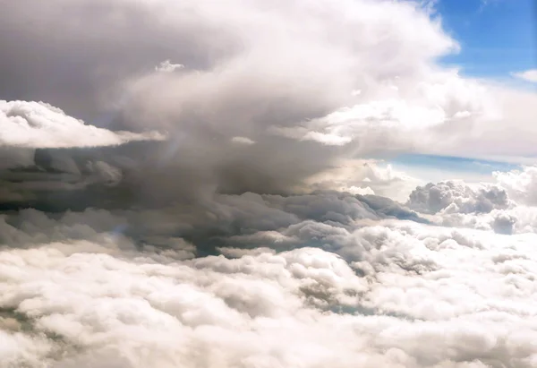 Вид Небо Белыми Облаками Иллюминатора Пассажирского Самолета Высоте Тысяч Метров — стоковое фото