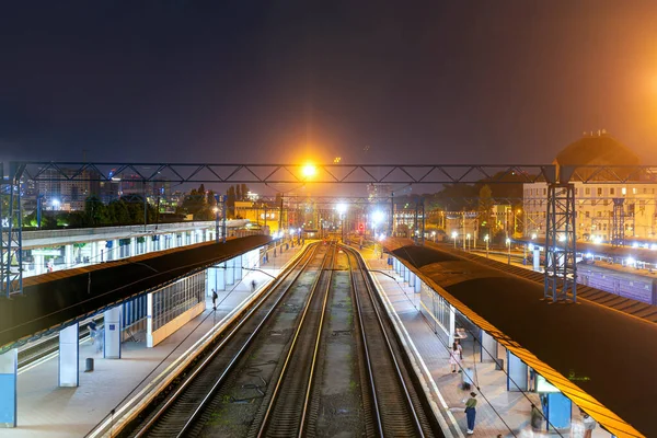 Estación Tren Ciudad Por Noche Con Gente Borrosa Plataforma Contra —  Fotos de Stock