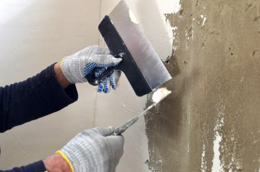 Beton duvar sürecinin iki spatula macun