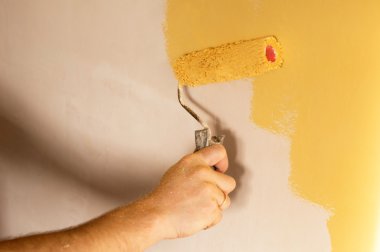Sarı renkli duvarları boyama işlemi