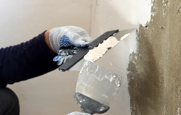 The process of the concrete wall putty two spatulas — Stock Photo, Image