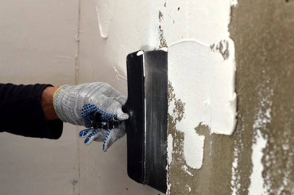 The process of applying a white putty on concrete gray wall — Stock Photo, Image