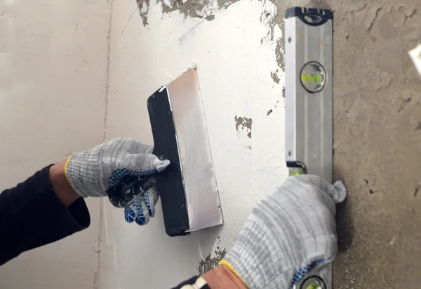 Процес наповнення і вирівнювання бетонної сірої стіни — стокове фото