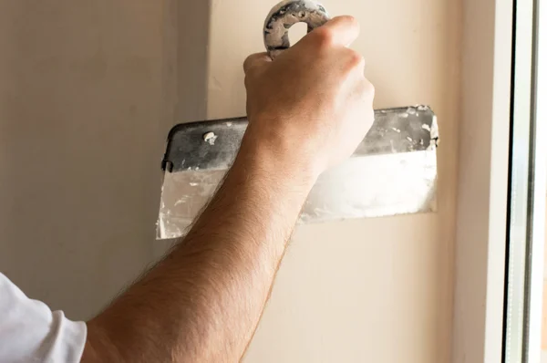 The process of applying the second layer of putty spatula — Stock Photo, Image