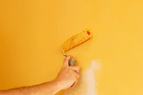 El proceso de pintar las paredes en color amarillo — Foto de Stock