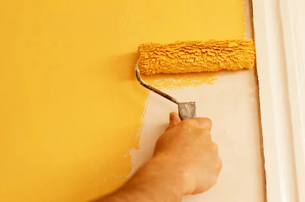 Процесс покраски стен в желтый цвет — стоковое фото