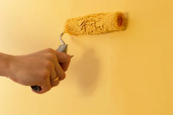 The process of painting the walls in yellow color — Stock Photo, Image