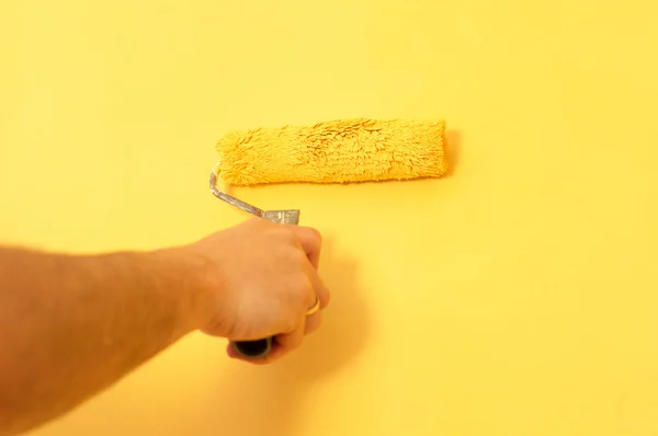 Der Prozess des Anstrichs der Wände in gelber Farbe — Stockfoto