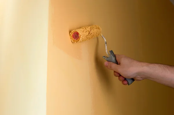 Sarı renkli duvarları boyama işlemi 