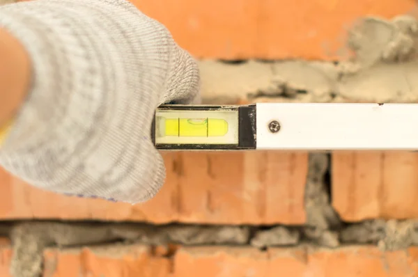 Applying aluminum, the water level of the brick wall — Stock Photo, Image