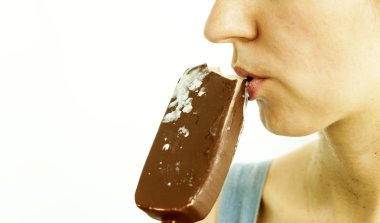 Kadın çikolata ile dondurma yiyor 