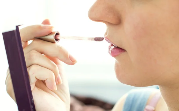 El proceso de pintura cosmética labios de mujer — Foto de Stock