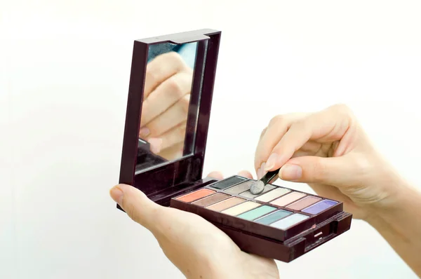 Der Prozess des Auftragens von Make-up — Stockfoto