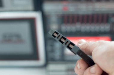 Bir adamın el ses bandı