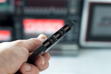 Bir adamın el ses bandı 