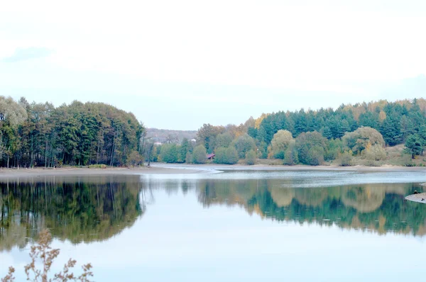 Paisagem - lago com água cristalina — Fotografia de Stock