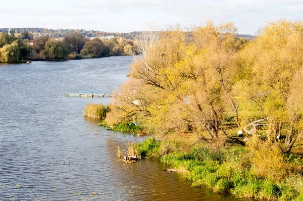 Paysage d'automne - remblai fluvial — Photo