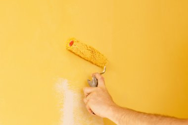 Sarı renkli duvarları boyama işlemi