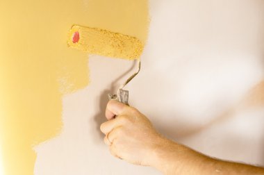 Sarı renkli duvarları boyama işlemi
