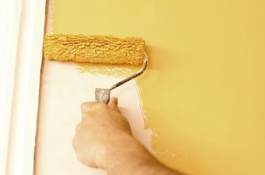 Sarı renkli duvarları boyama işlemi 